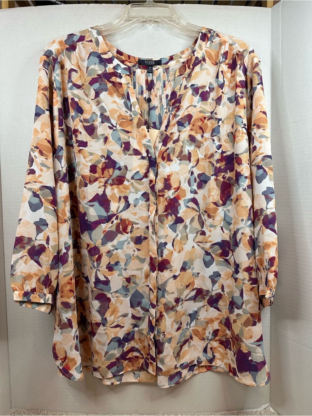 NYDJ Floral Print V-Neck Blouse in Cream and Purple, size 2X, NWT